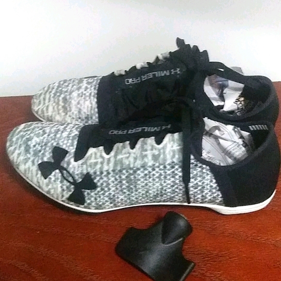 NEW Under Armor Run Fast - Picture 1 of 12